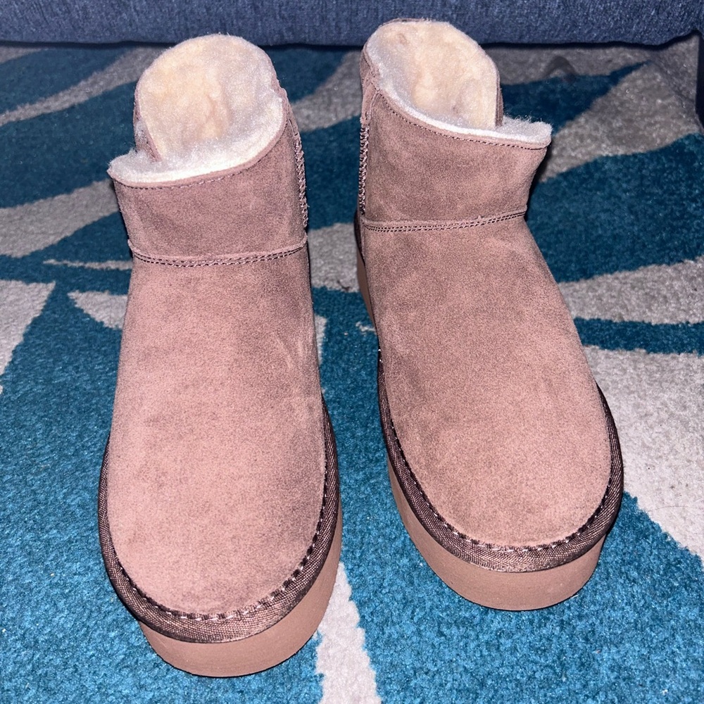 Bearpaw Short Boot
